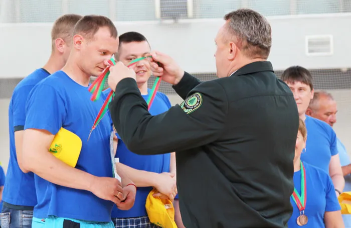 Медали вручает Александр КОРБУТ. фото